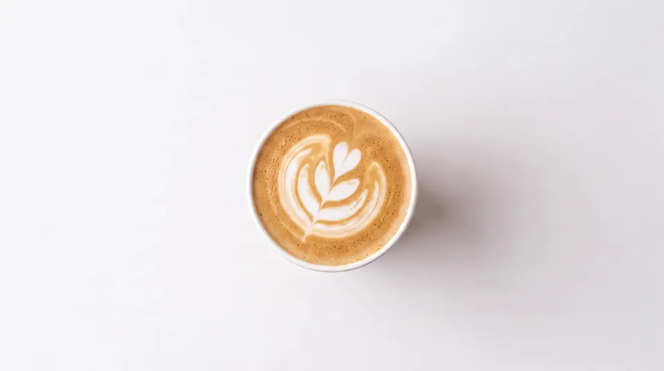 Cappuccino von oben mit Latte Art in Form eines Blattes